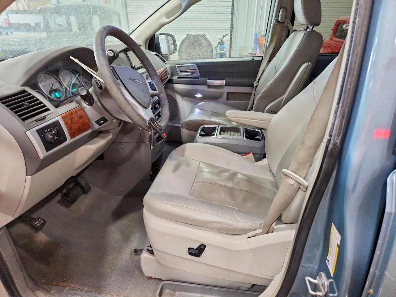2008 Chrysler Town & Country Touring - Image 7