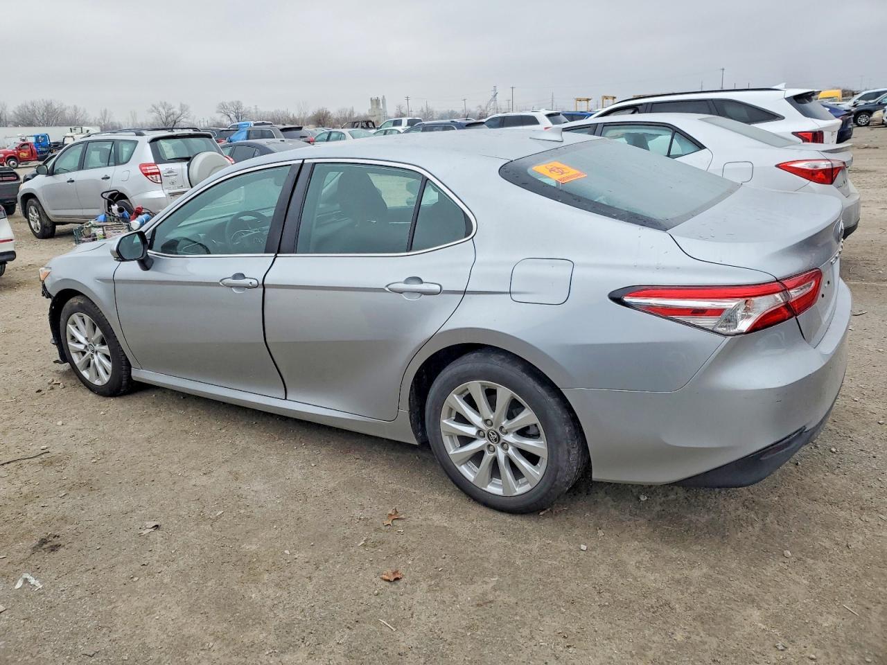 2020 Toyota Camry Le - Фото 2