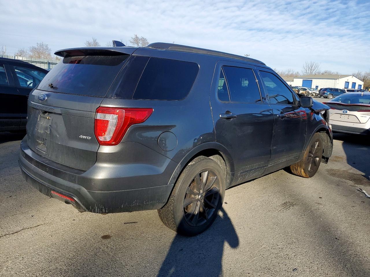 2017 Ford Explorer Xlt - Image 3