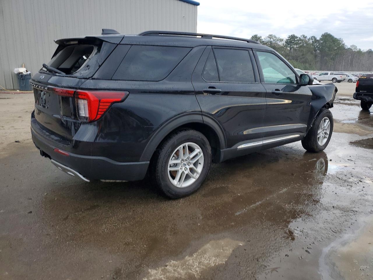 2025 Ford Explorer Active - Image 3