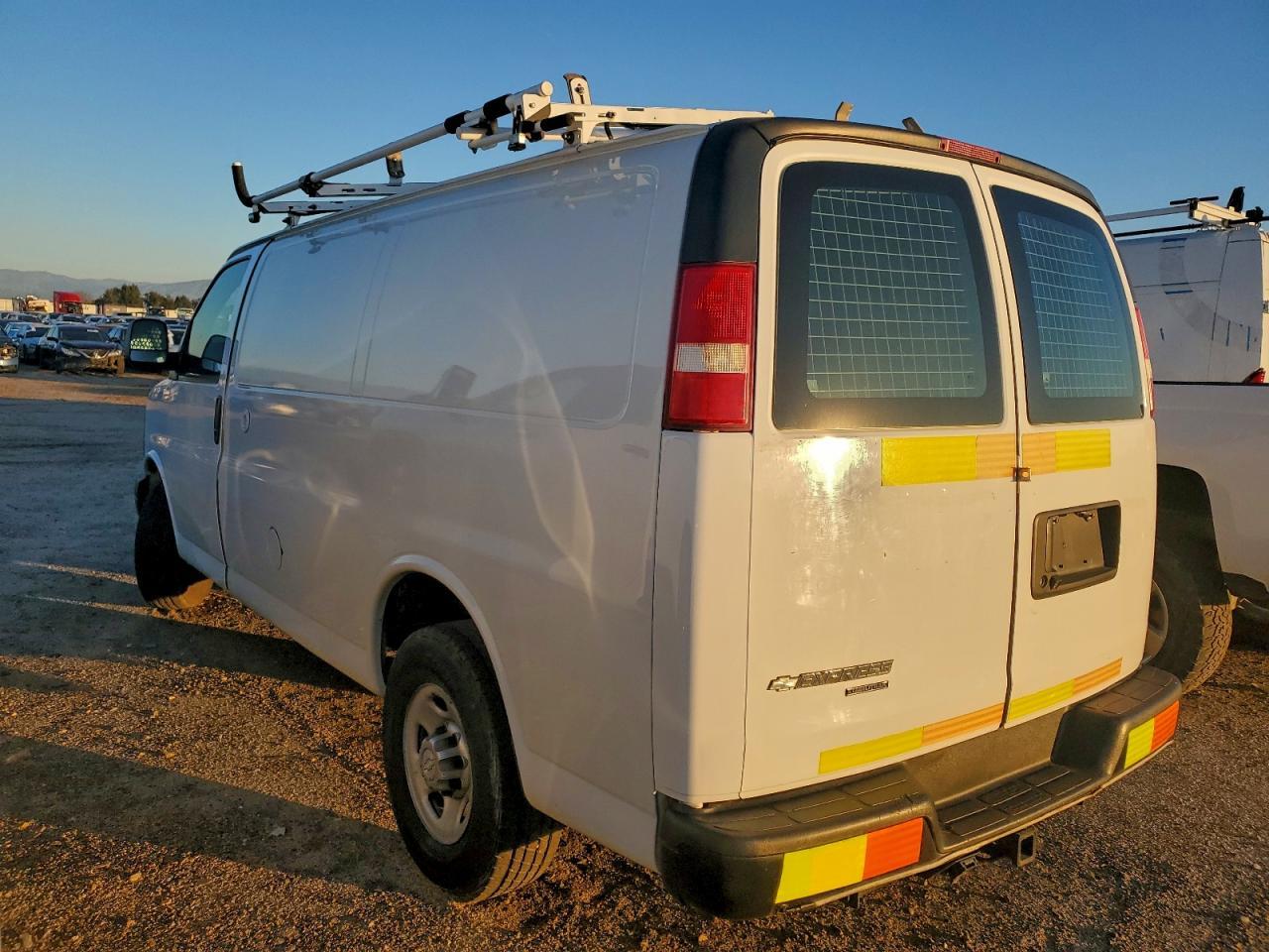 2015 Chevrolet Express G2500 - Фото 2