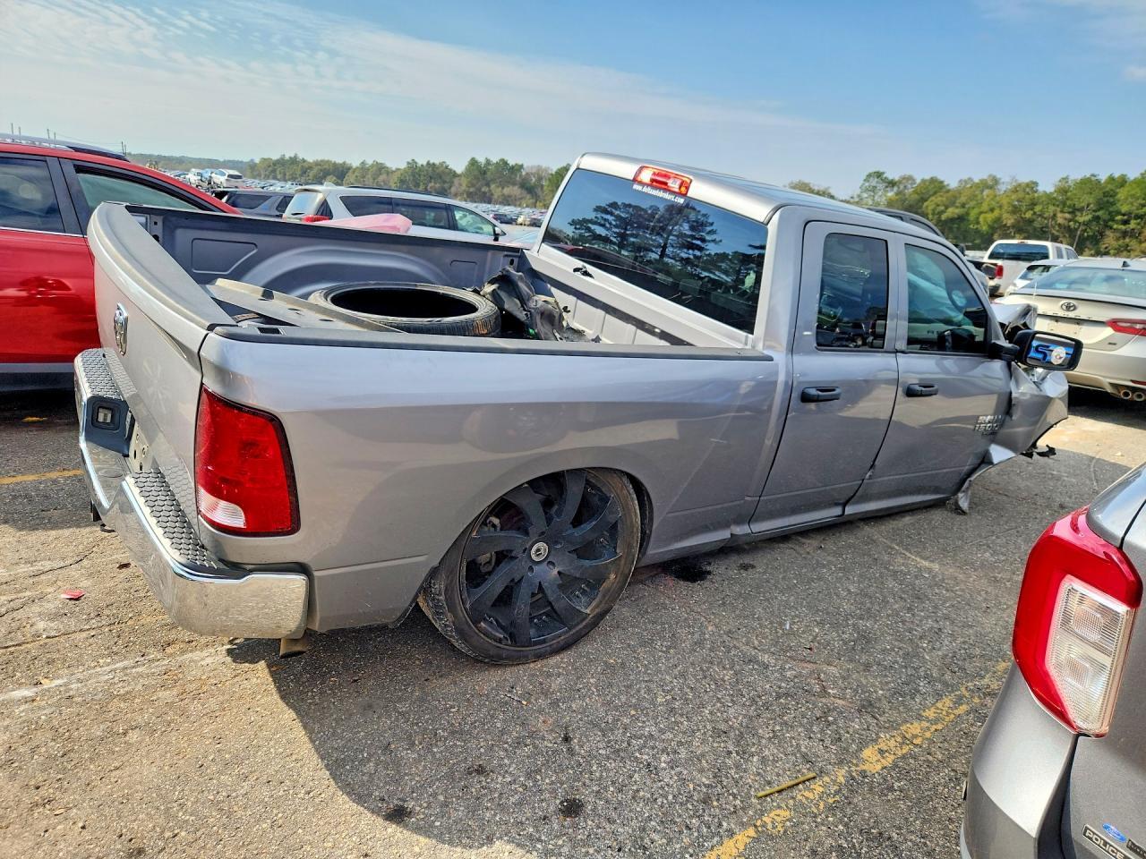 2019 Ram 1500 Classic Tradesman - Фото 3