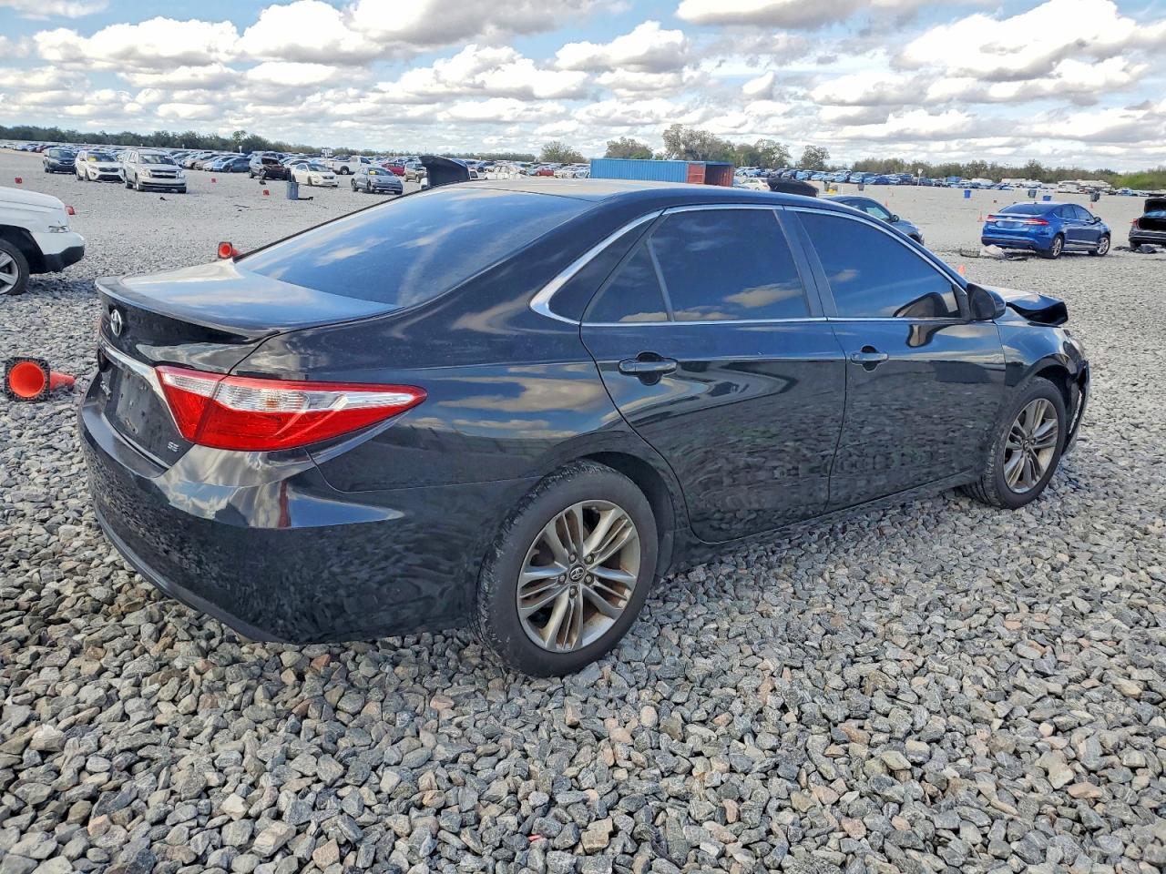 2016 Toyota Camry Le - Фото 3