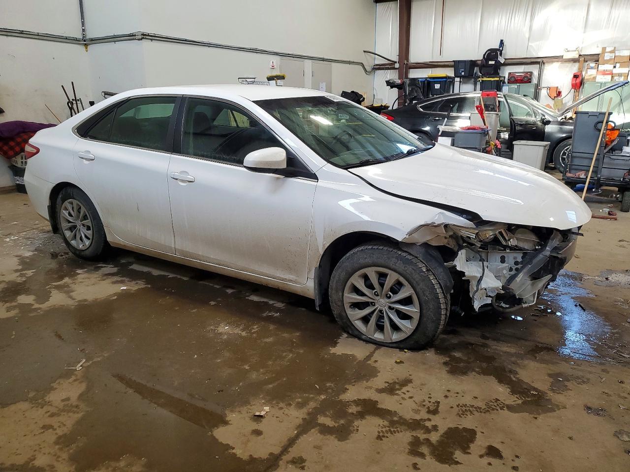 2017 Toyota Camry Le - Фото 4