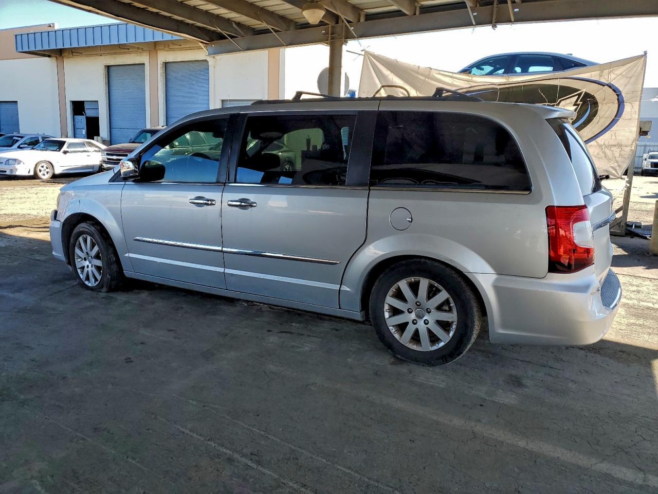 2012 Chrysler Town & Country Touring L - Фото 2