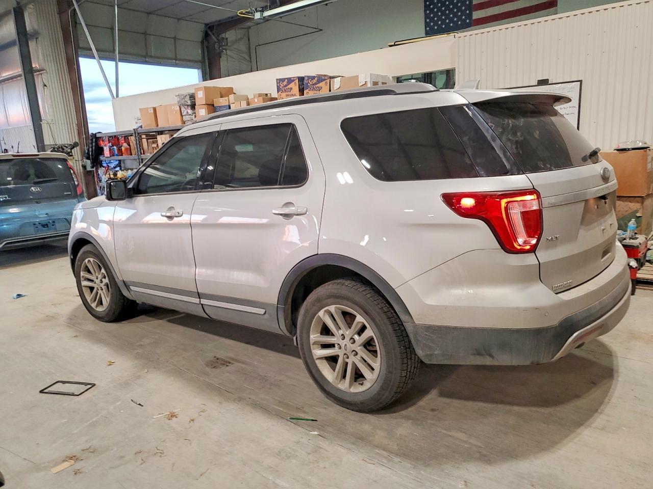 2017 Ford Explorer Xlt - Фото 2
