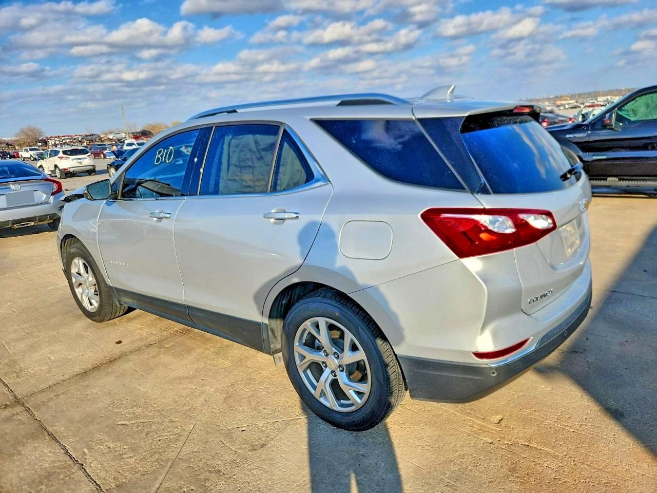 2020 Chevrolet Equinox Premier - Image 2