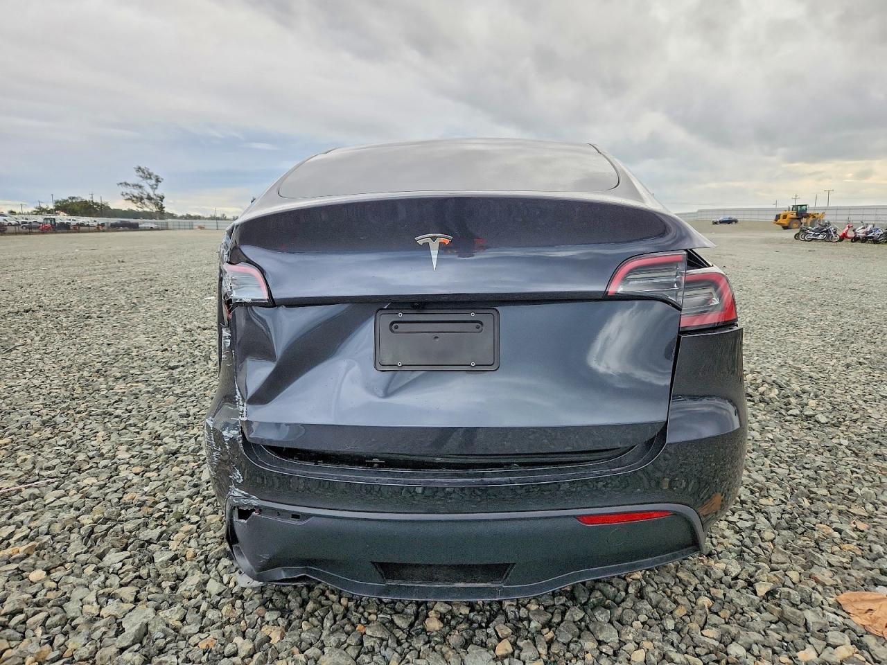 2025 Tesla Model Y - Фото 6