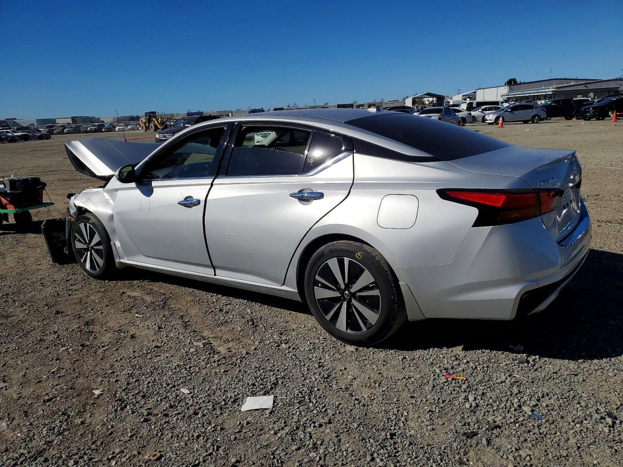 2020 Niss Altima - Image 2