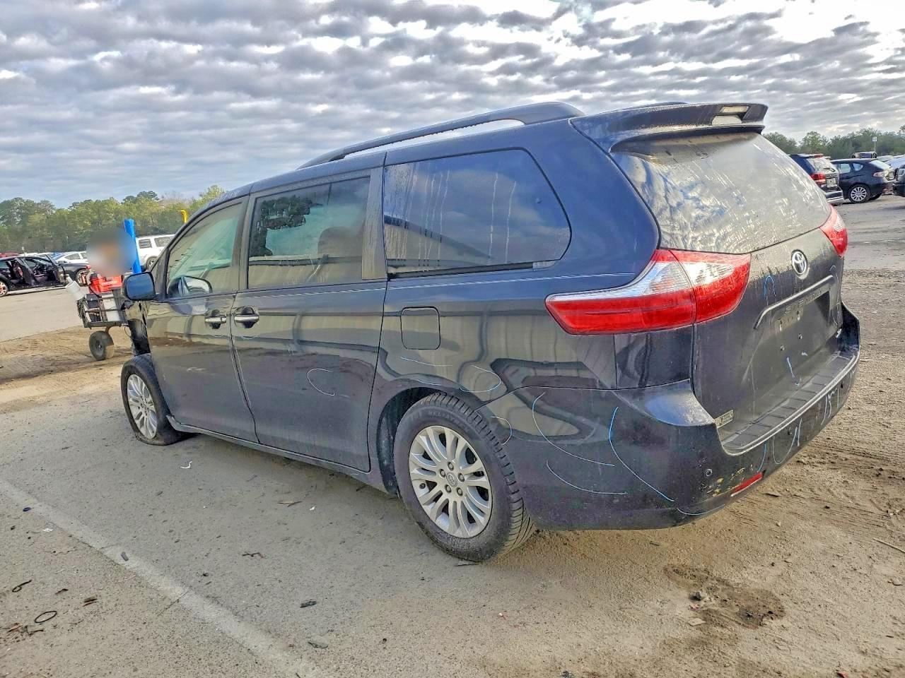 2017 Toyota Sienna Xle Premium 8-Passenger - Фото 2