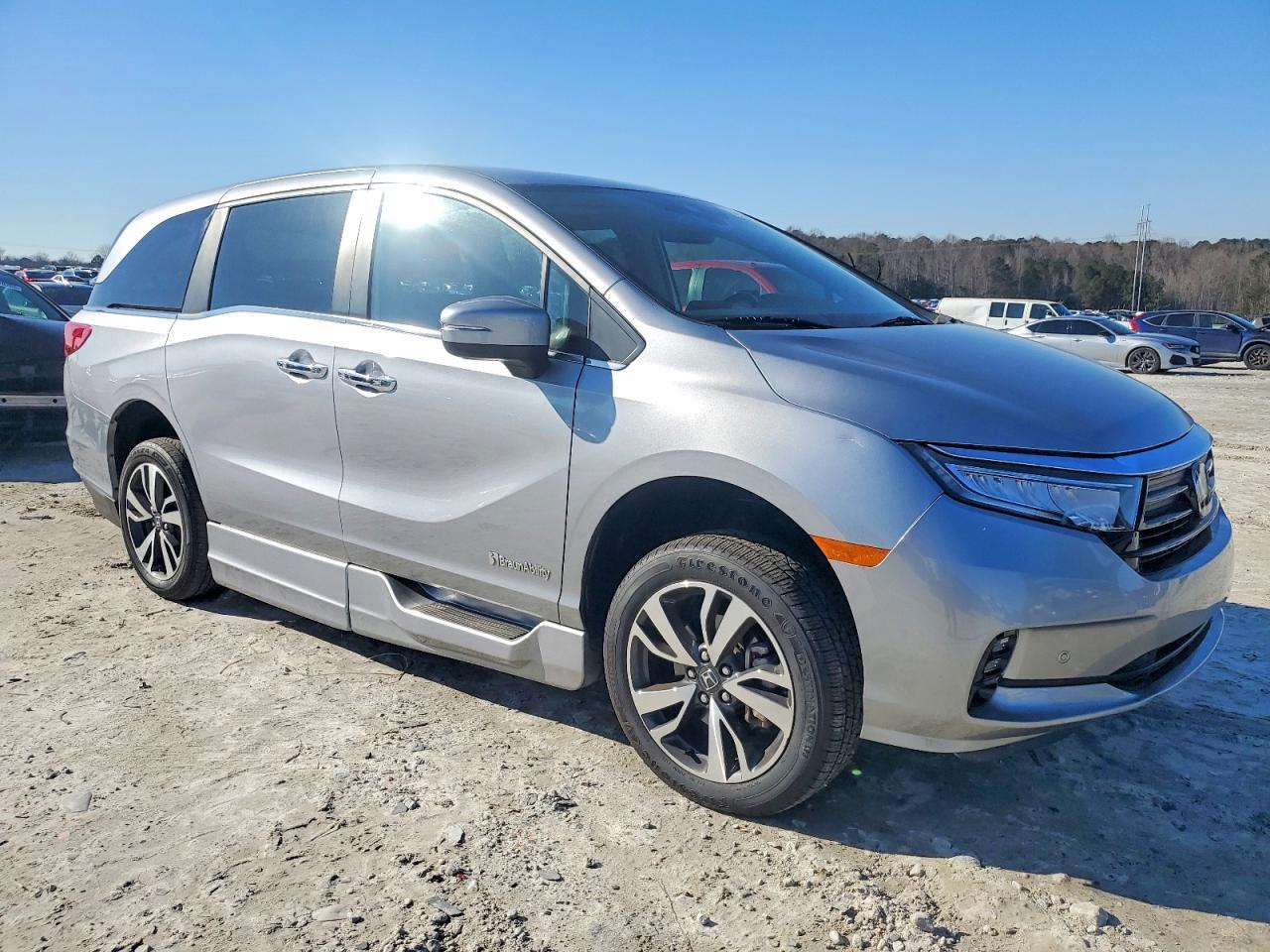 2023 Honda Odyssey Touring - Image 4