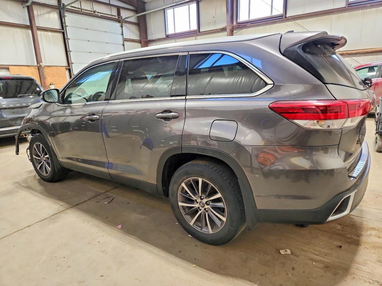 2019 Toyota Highlander Se - Фото 2