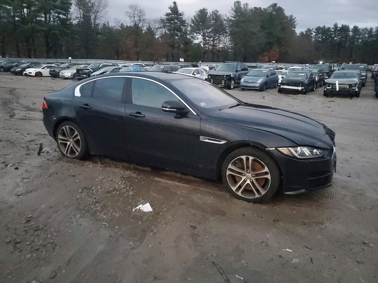 2017 Jaguar Xe Premium - Image 4