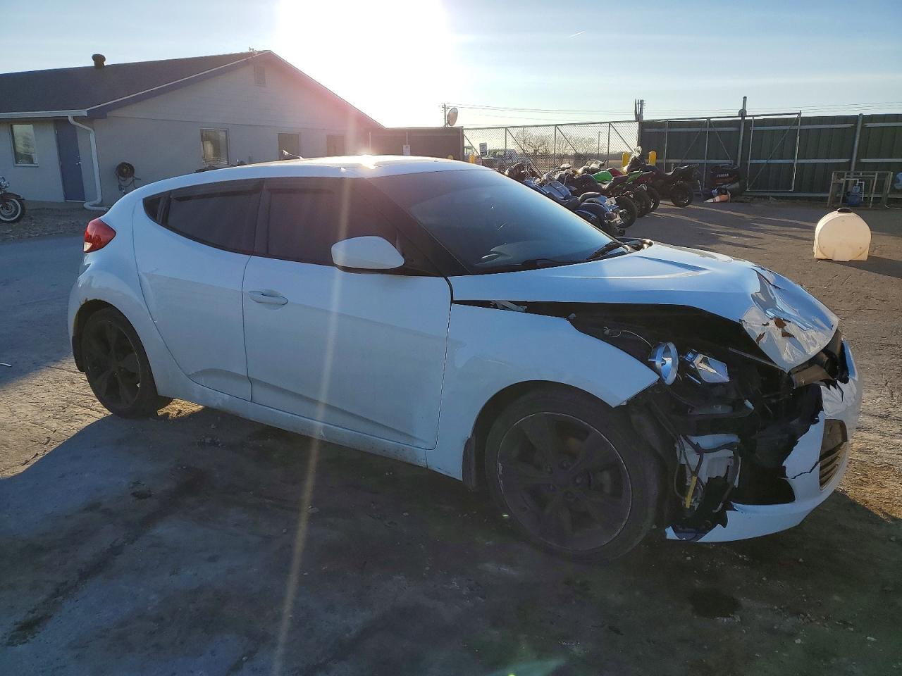 2016 Hyundai Veloster - Фото 4