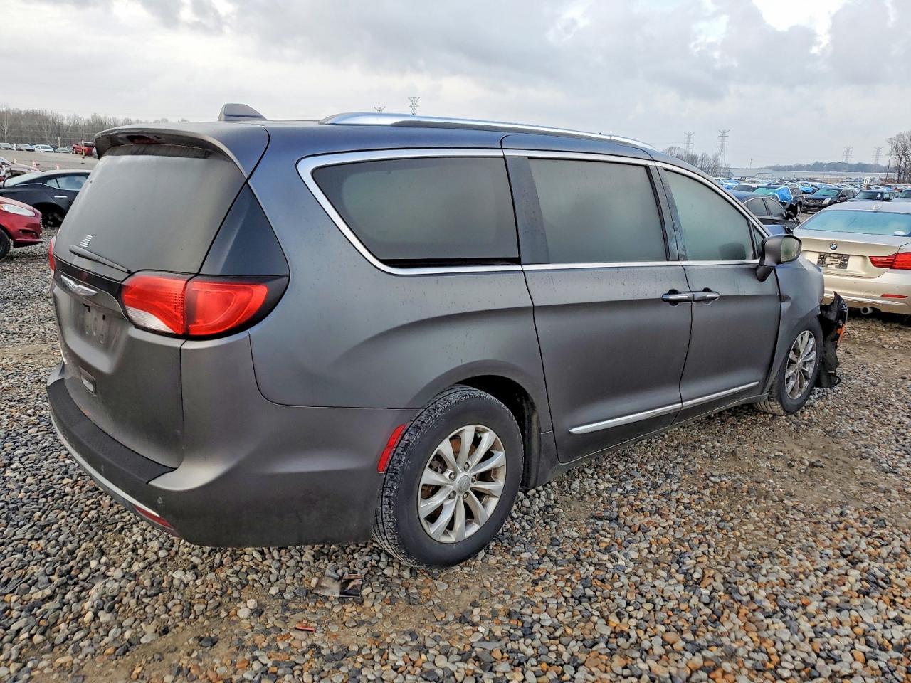 2018 Chrysler Pacifica Touring L - Фото 3