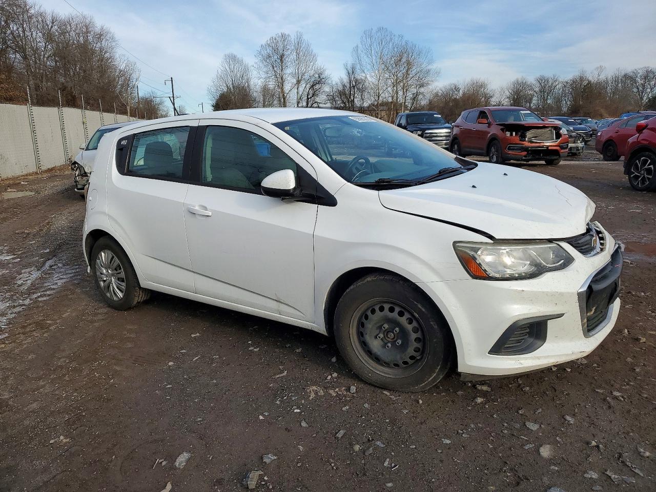 2017 Chev Sonic - Фото 4