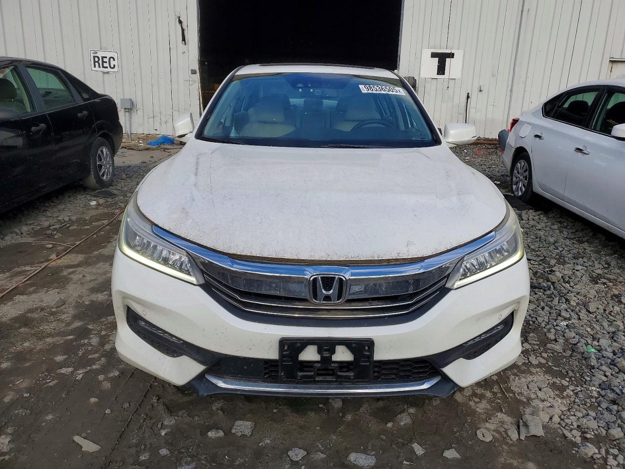 2017 Honda Accord Touring - Image 5