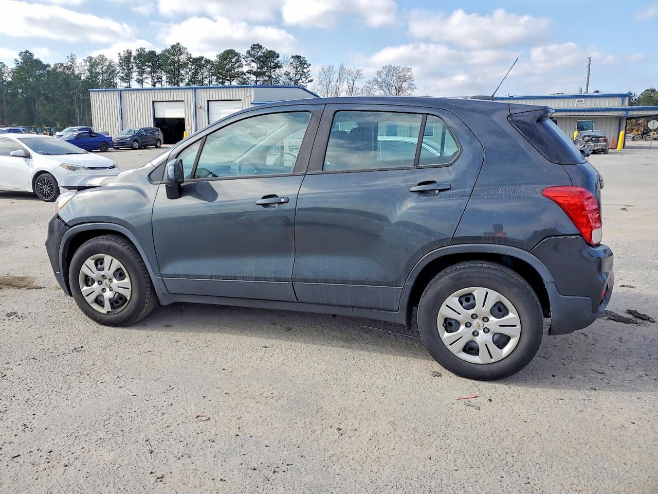 2019 Chevrolet Trax Ls - Image 2