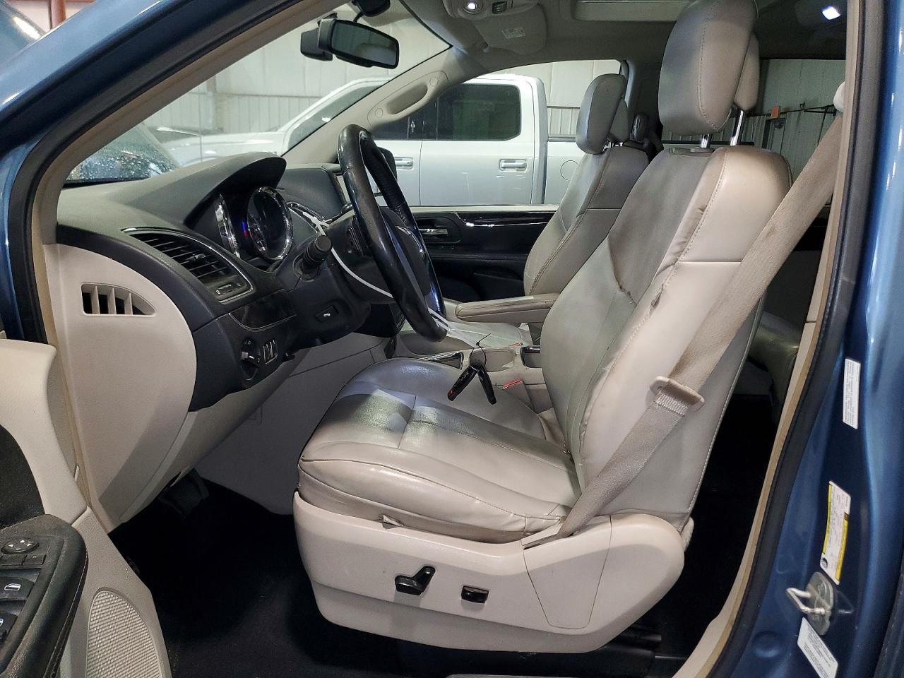 2011 Chrysler Town & Country Limited - Image 7
