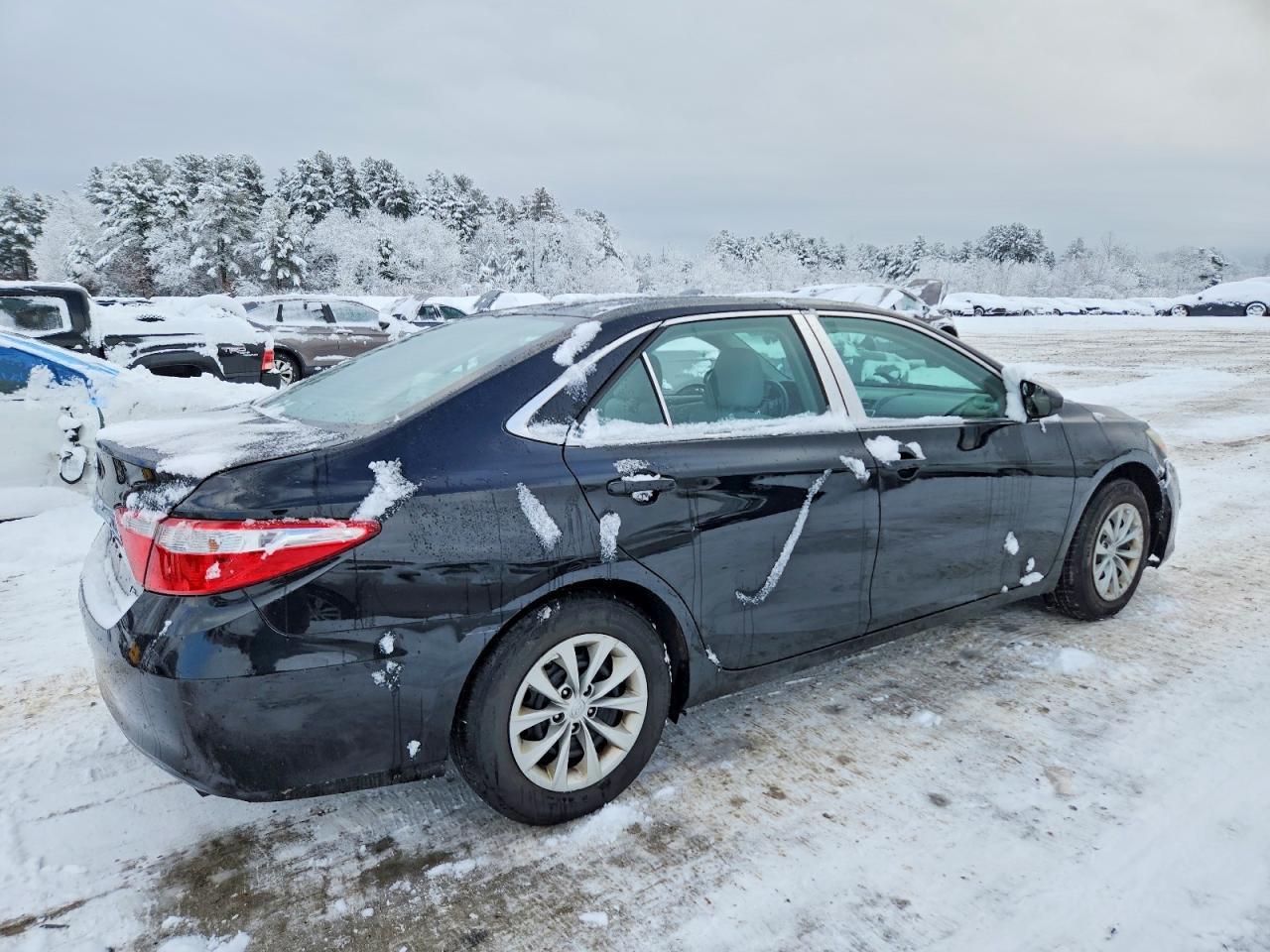 2016 Toyota Camry Le - Фото 3