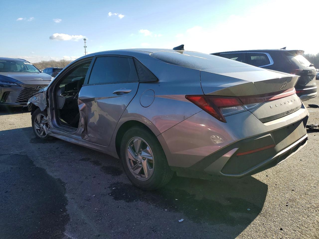 2024 Hyundai Elantra Se - Image 2