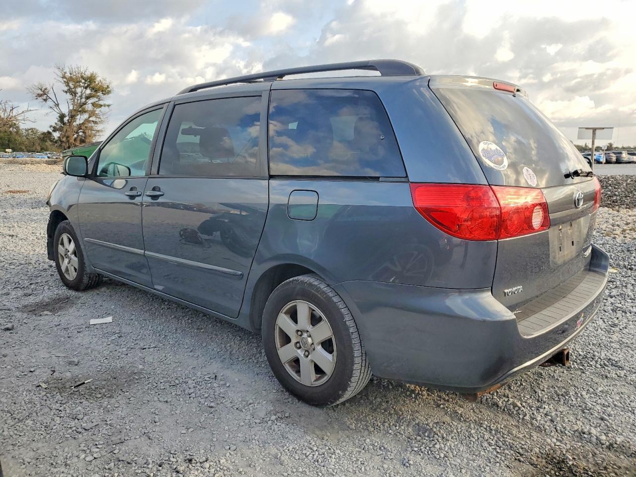 2010 Toyota Sienna Ce - Image 2