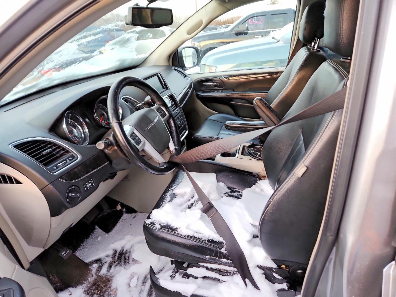 2015 Chrysler Town And C - Фото 7