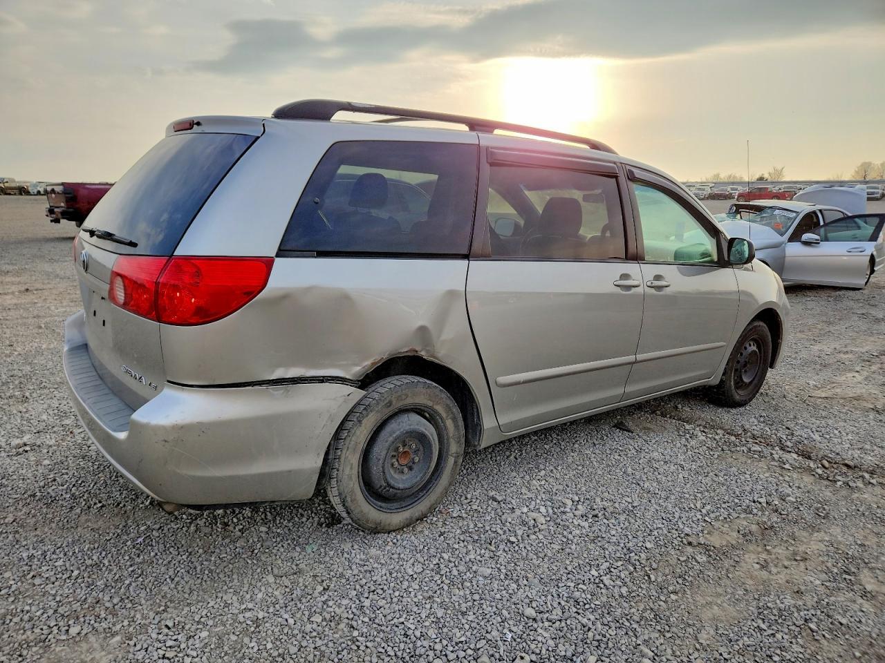 2010 Toyota Sienna Ce - Image 3