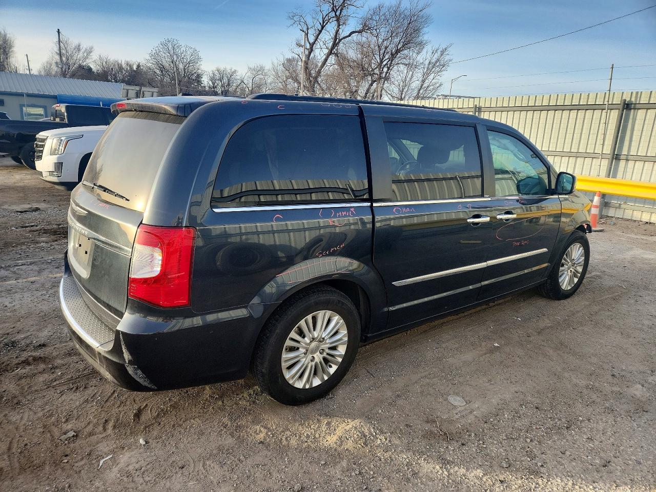 2013 Chrysler Town & Country Touring L - Фото 3
