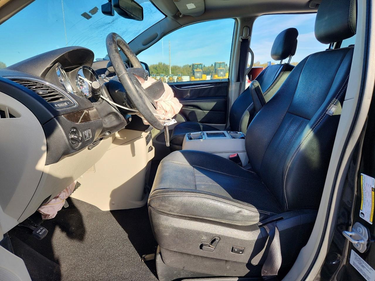 2016 Chrysler Town & Country Touring L - Image 7