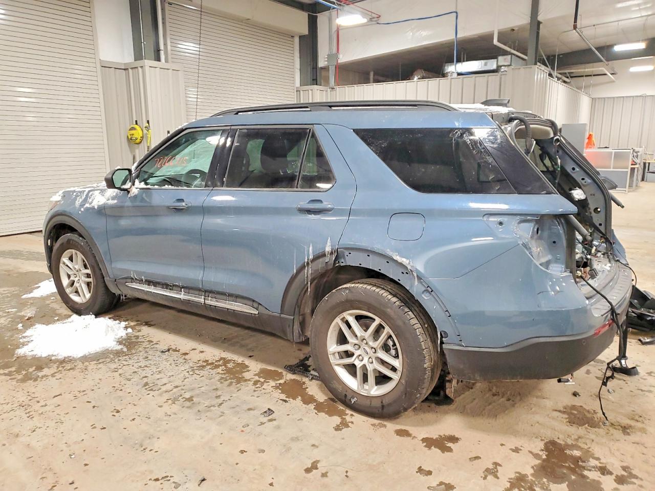 2025 Ford Explorer Active - Image 2