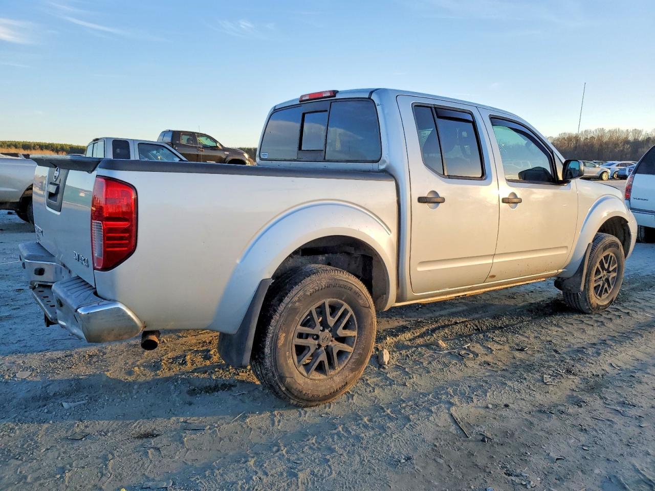 2015 Nissan Frontier S - Фото 3