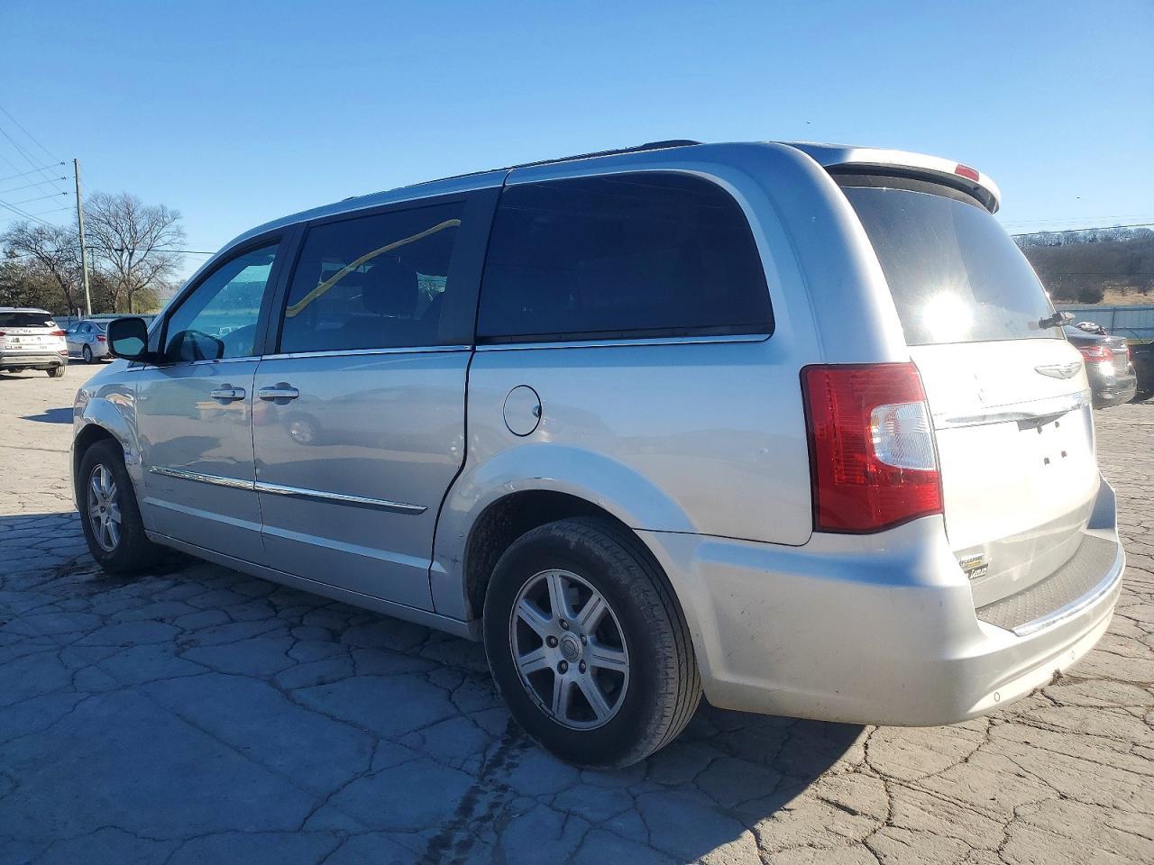 2011 Chrysler Town & Country Touring - Фото 2