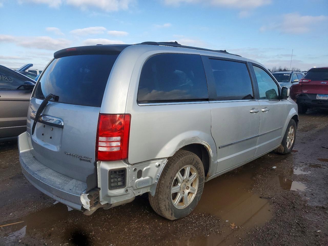 2009 Chrysler Town & Country Touring - Image 3