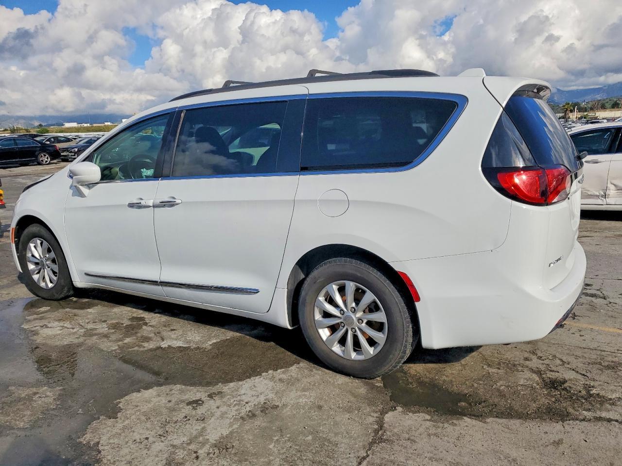 2017 Chrysler Pacifica Touring L - Фото 2