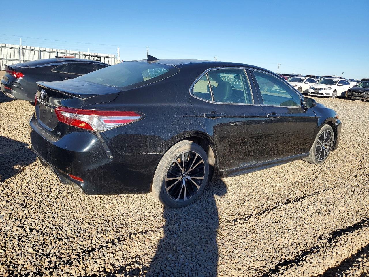 2020 Toyota Camry Se - Фото 3