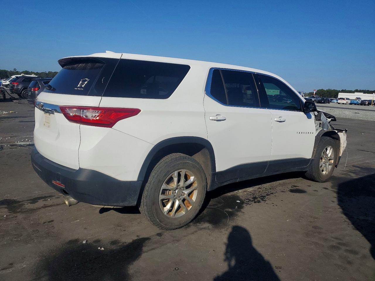 2020 Chevrolet Traverse Ls - Фото 3