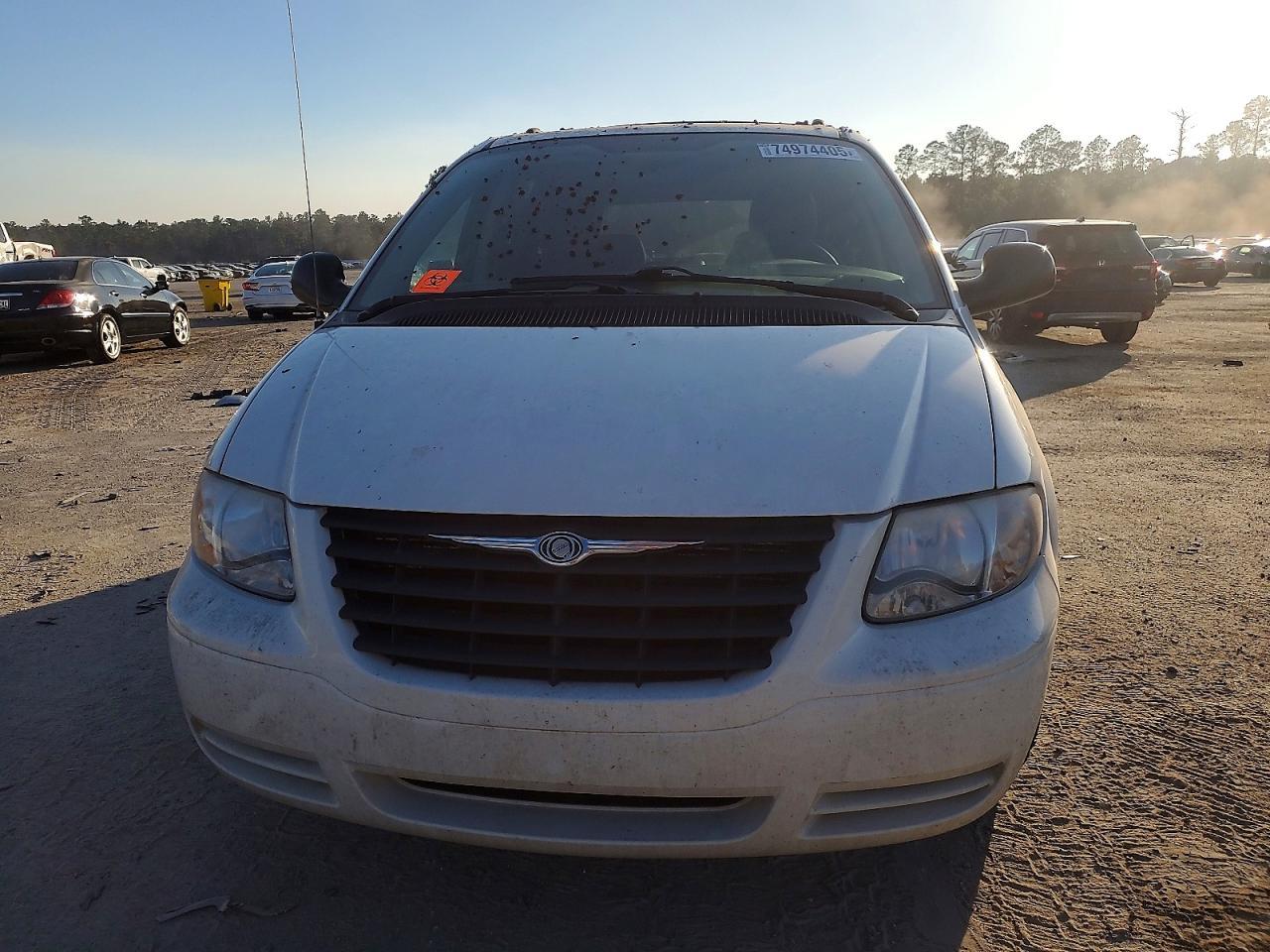 2005 Chrysler Town & Country - Image 5