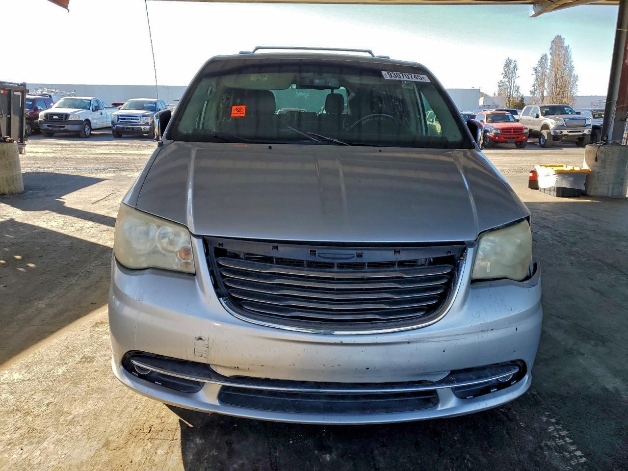 2012 Chrysler Town & Country Touring L - Фото 5