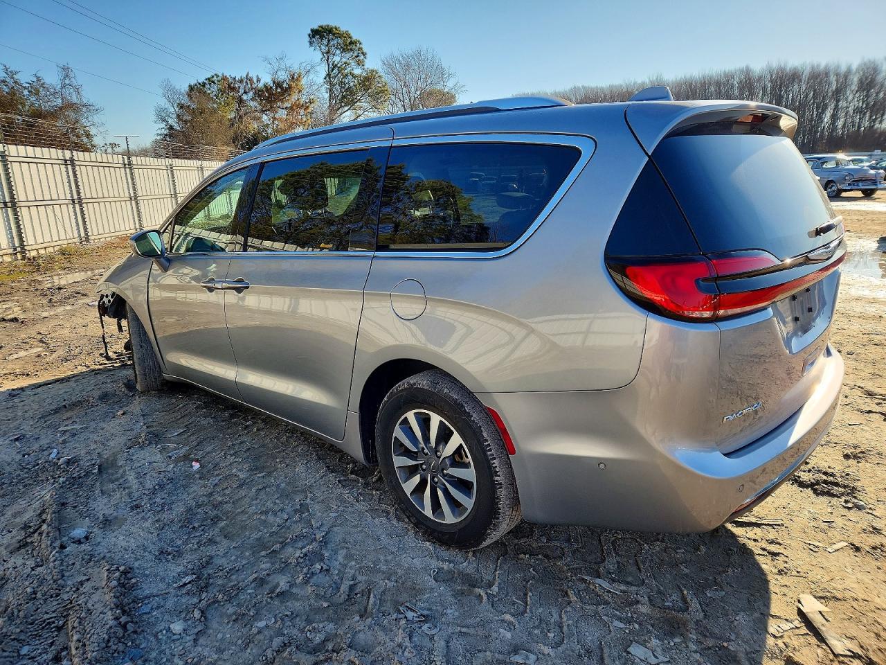 2021 Chrysler Pacifica Touring L - Image 2
