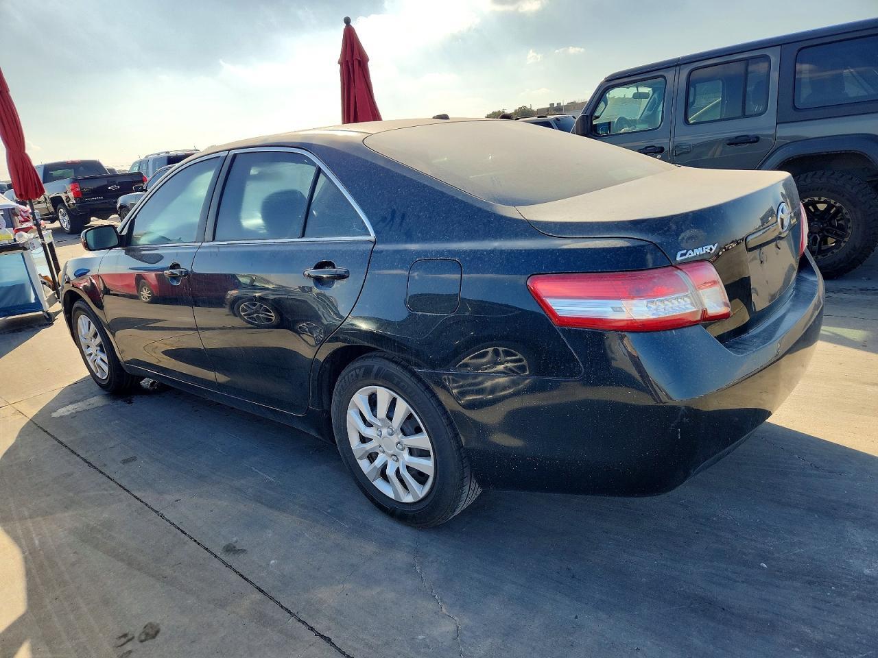 2011 Toyota Camry Base - Фото 2