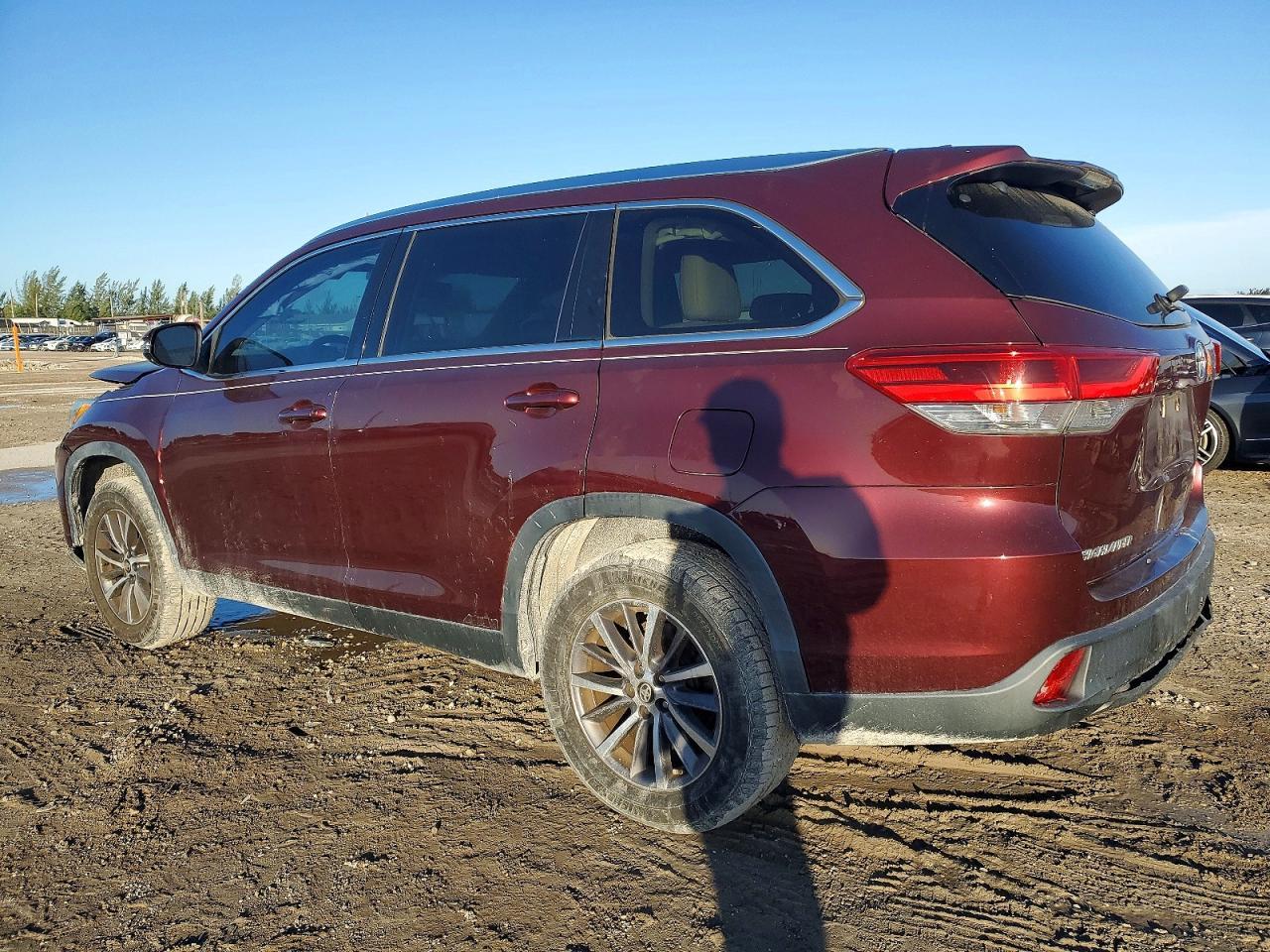 2019 Toyota Highlander Se - Image 2