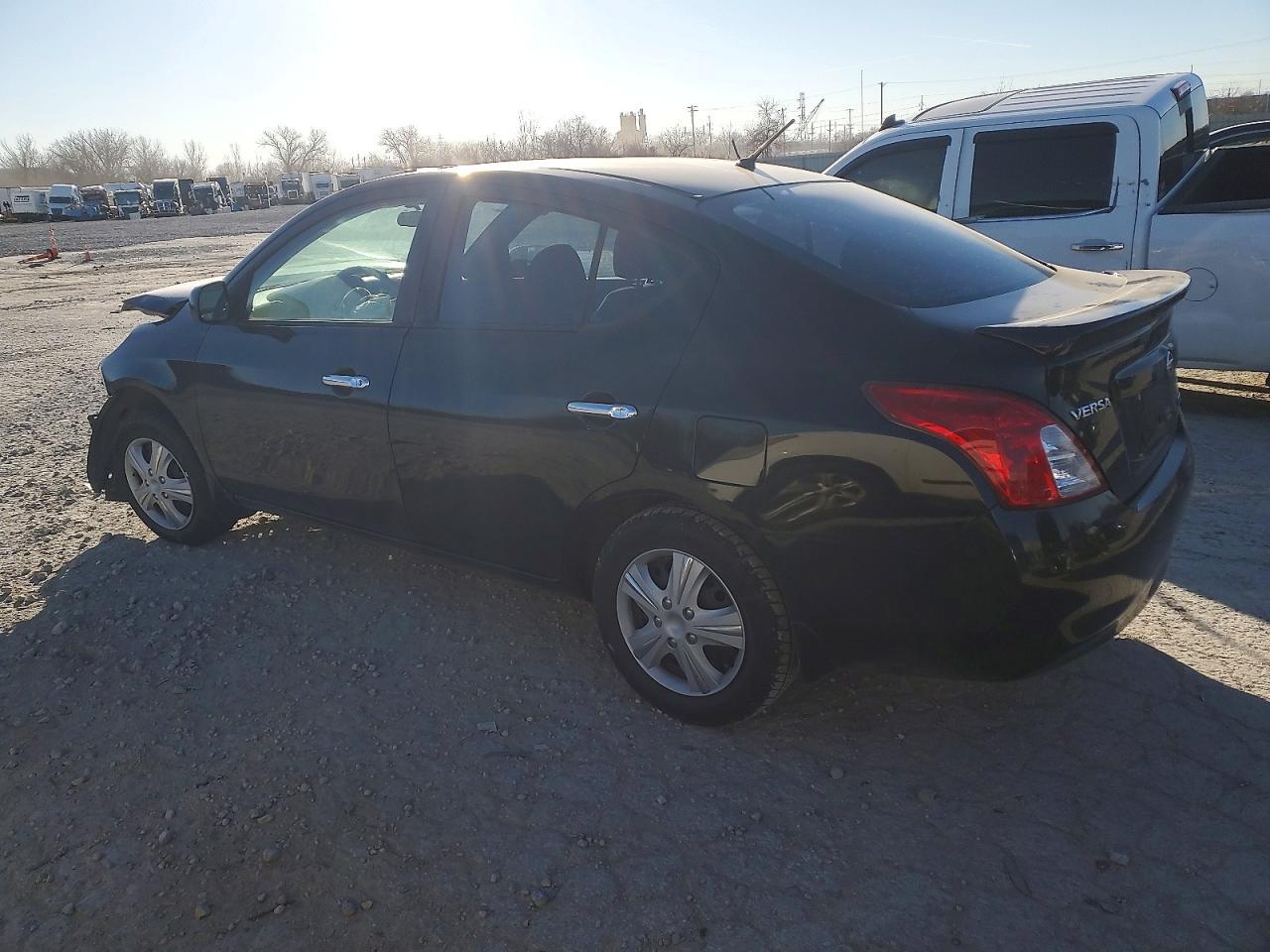 2013 Nissan Versa S - Фото 2