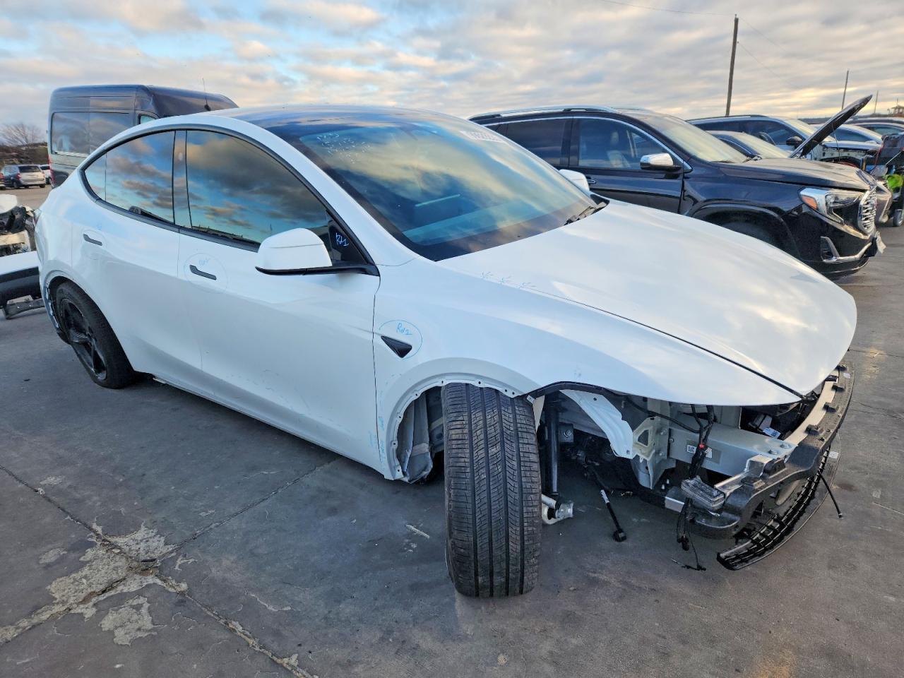 2026 Tesla Model Y - Фото 4