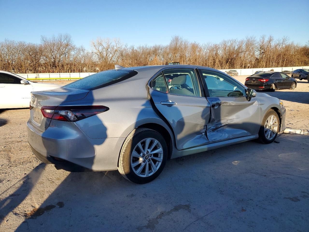 2023 Toyota Camry Le - Фото 3