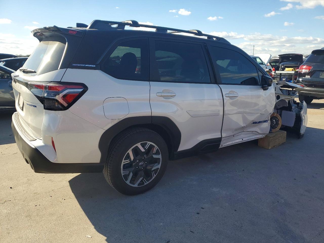 2025 Subaru Forester Premium - Фото 3