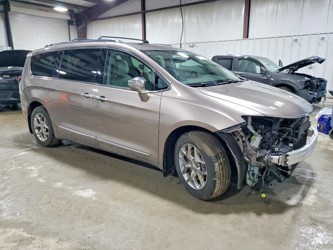 2017 Chrysler Pacifica Limited - Image 4