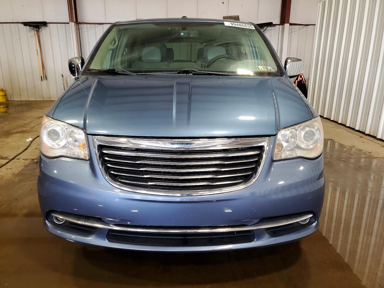 2011 Chrysler Town & Country Limited - Image 5