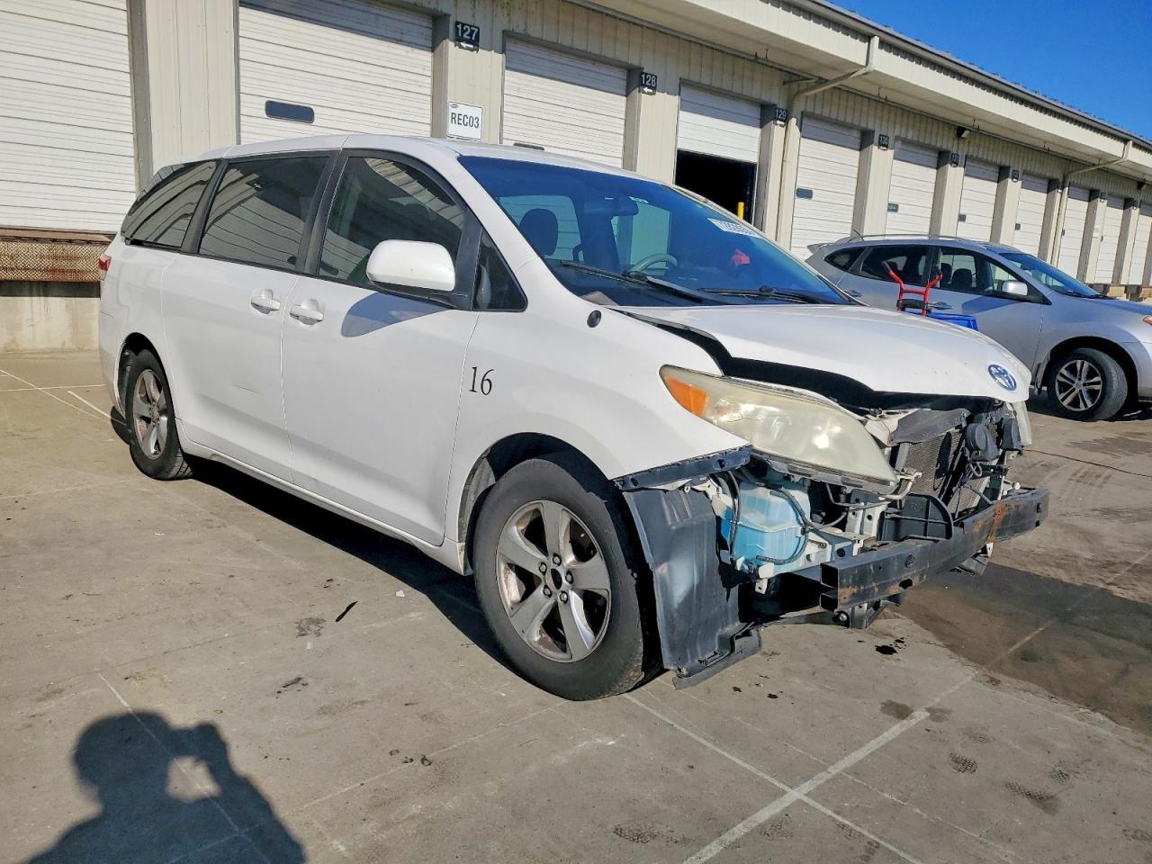 2011 Toyota Sienna - Фото 4