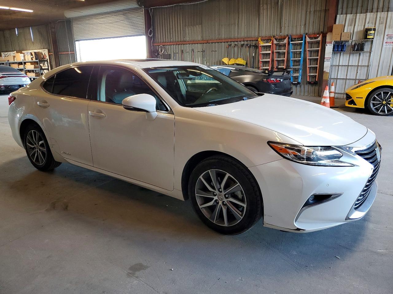 2016 Lexus Es 300H - Фото 4